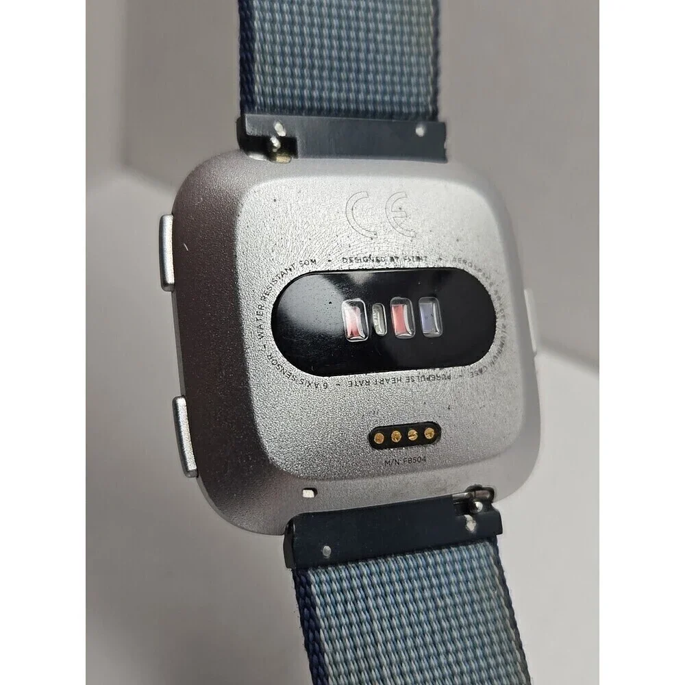 Fitbit Versa FB504 Smartwatch Fitness Heart Rate Bluetooth Extr Bands No Charger